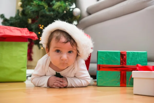 Söt baby boy liggande på golvet vid jul — Stockfoto