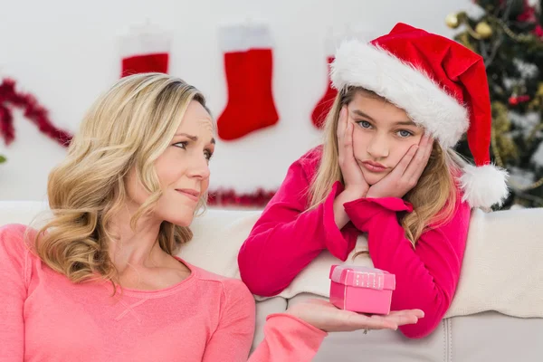 Festive mother and daughter with gift — Stock Photo, Image