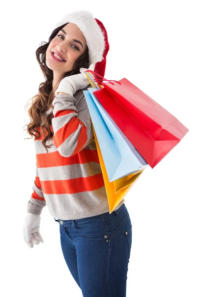 Feestelijke brunette in winter slijtage houden shopping tassen — Stockfoto