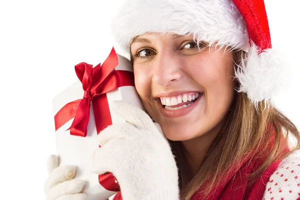 Genç kadın holding hediye gülümseyen portresi — Stok fotoğraf