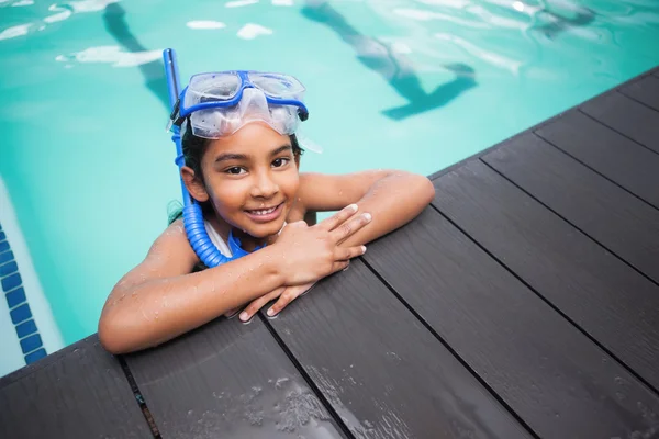 Маленькая девочка улыбается в бассейне — стоковое фото