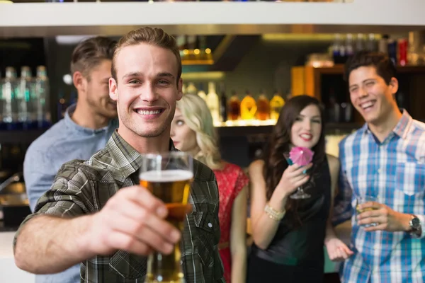 Jovem feliz segurando uma cerveja — Fotografia de Stock