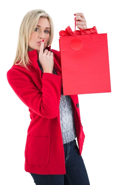 Loira festiva segurando saco de presente vermelho — Fotografia de Stock