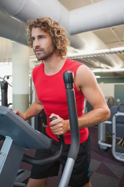 Hombre determinado trabajando en x-trainer —  Fotos de Stock