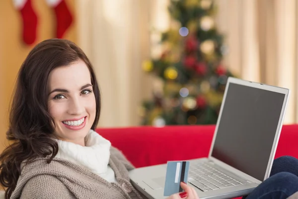 Brünette shoppt zu Weihnachten online mit Laptop — Stockfoto