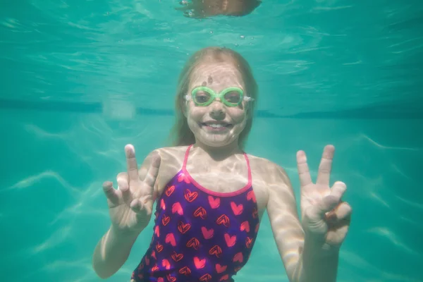 Söta unge poserar under vattnet i poolen — Stockfoto