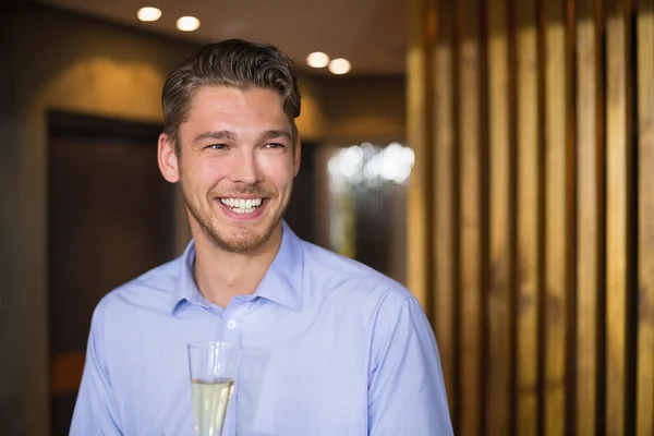 Schöner Mann mit einer Flöte Champagner — Stockfoto