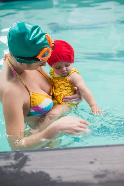 Madre y bebé en la piscina — Foto de Stock