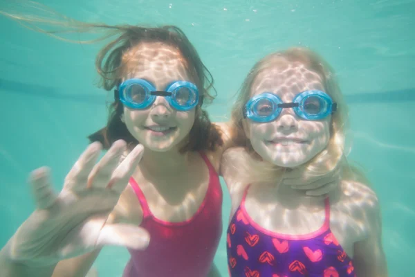 Carino bambini in posa sott'acqua in piscina — Foto Stock