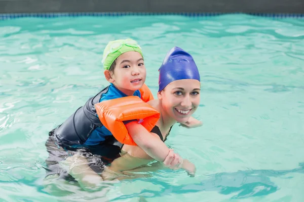 Mignon petit garçon apprendre à nager avec coach — Photo