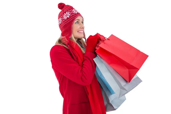 Blonde in winter kleding bedrijf shopping tassen — Stockfoto