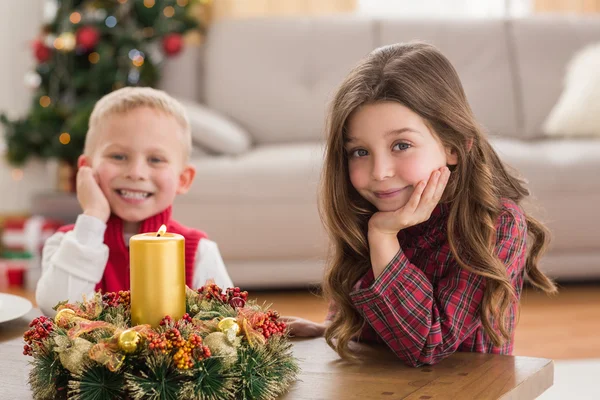 Feestelijke broers en zussen glimlachen op camera — Stockfoto