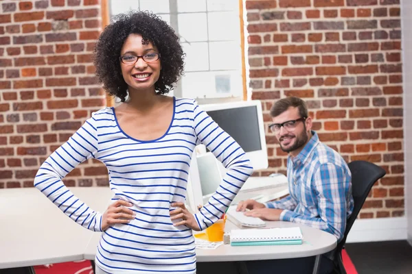 Mujer de negocios sonriente con las manos en las caderas — Foto de Stock