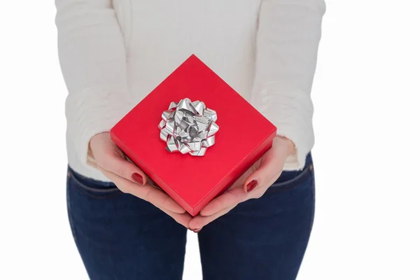 Mujer con esmalte de uñas sosteniendo regalo rojo —  Fotos de Stock