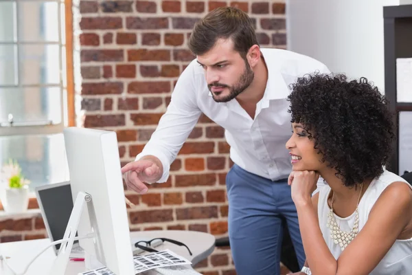 Éditeurs de photos utilisant l'ordinateur dans le bureau — Photo