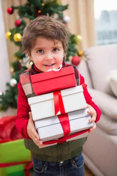 Bonito menino festivo sorrindo para a câmera — Fotografia de Stock