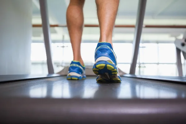 Uomo che corre sul tapis roulant in palestra — Foto Stock