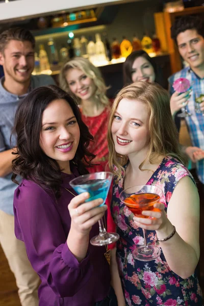 Pretty friends drinking cocktails together — Stock Photo, Image