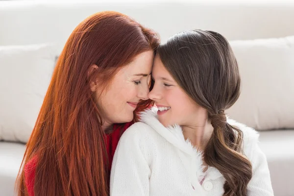 Madre e figlia sorridendo l'un l'altro — Foto Stock