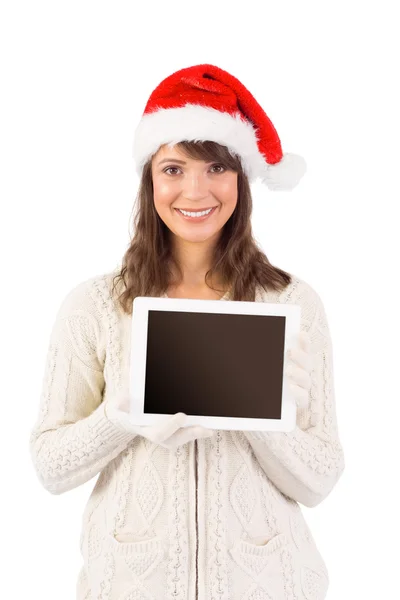 Festliche Brünette hält Tablet-PC in der Hand — Stockfoto