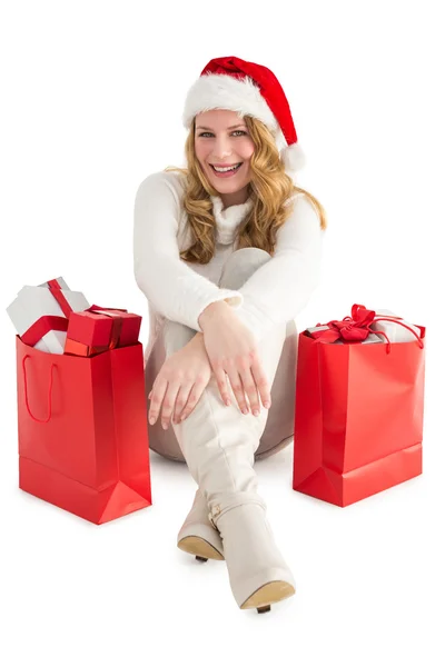 Mujer sonriente sentada en el suelo con bolsa de compras — Foto de Stock