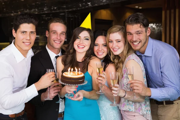 Amigos atraentes comemorando um aniversário — Fotografia de Stock