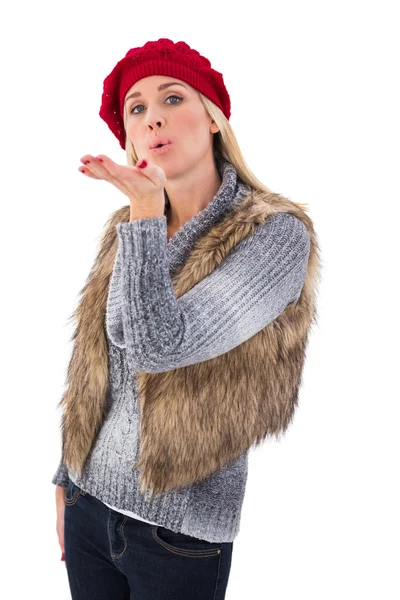 Blondine in Winterkleidung pustet Kuss — Stockfoto