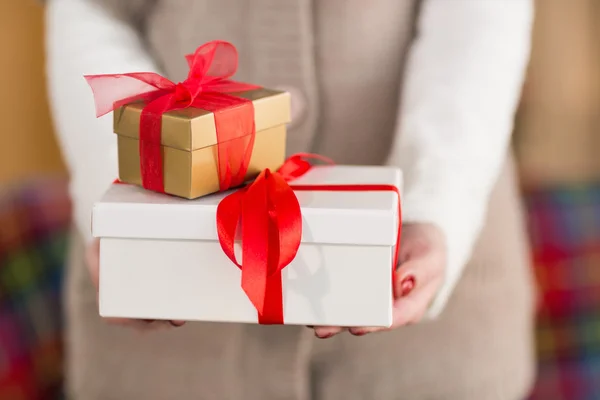 Mujer con barniz de uñas sosteniendo regalos — Foto de Stock