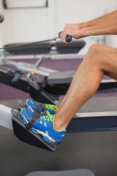 Uomo che utilizza banda di resistenza in palestra — Foto Stock