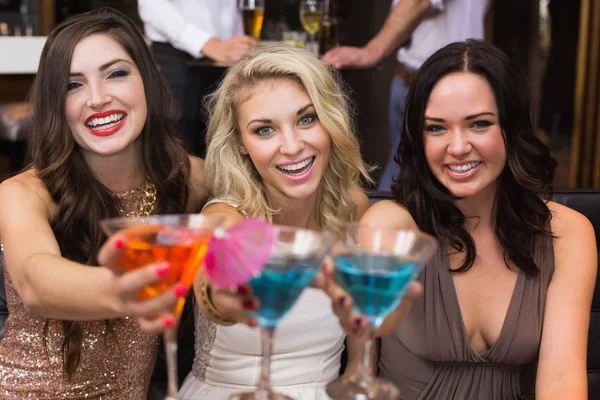 Glückliche Freunde, die gemeinsam Cocktails trinken — Stockfoto