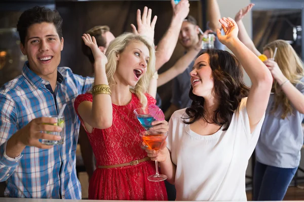 Young friends having a drink together — Stock Photo, Image