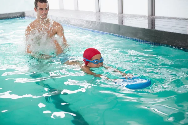 Niño aprendiendo a nadar con el entrenador — Foto de Stock