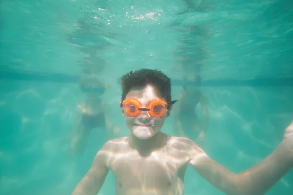 Schattige jongen poseren onderwater in zwembad — Stockfoto