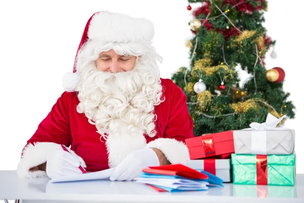 Feliz Papai Noel escrever carta para presentes — Fotografia de Stock