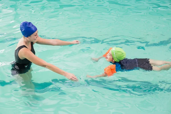 Netter kleiner Junge lernt mit Trainer schwimmen — Stockfoto