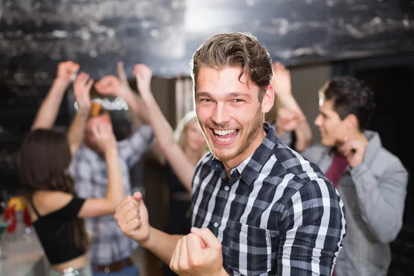 Snygg man ler och dans — Stockfoto