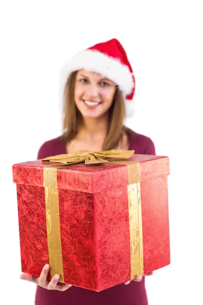 Mujer joven dando un regalo de Navidad con arco — Foto de Stock