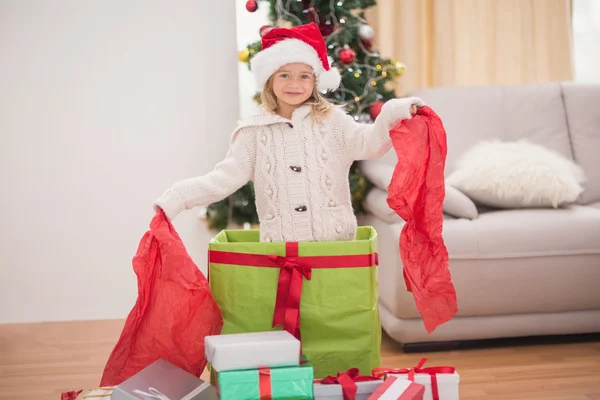 Menina bonito sentado em presente de Natal gigante — Fotografia de Stock