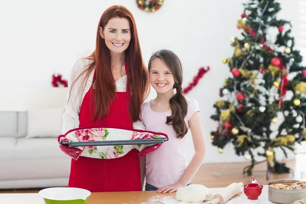 Mãe festiva e filha assar juntos — Fotografia de Stock