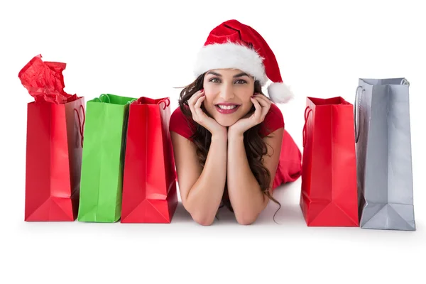 Świąteczny brunette leżącego w pobliżu torby na zakupy — Zdjęcie stockowe