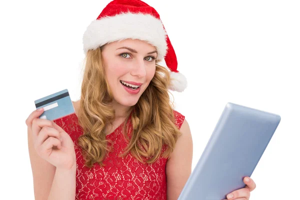 Mujer rubia festiva usando su tarjeta de crédito y tableta PC — Foto de Stock