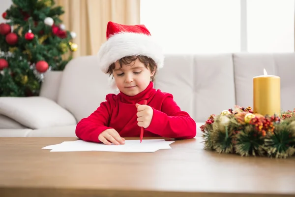 Feestelijke jongetje schrijven verlanglijstje — Stockfoto