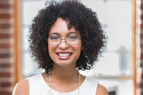 Glimlachende jonge zakenvrouw in functie — Stockfoto