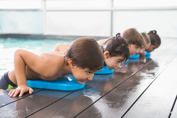 Clasa de înot drăguță în piscină — Fotografie, imagine de stoc