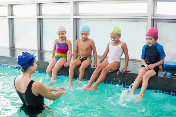 Linda clase de natación viendo el entrenador — Foto de Stock