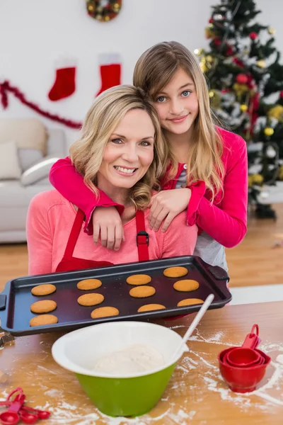 Petite fille festive faisant des biscuits de Noël — Photo