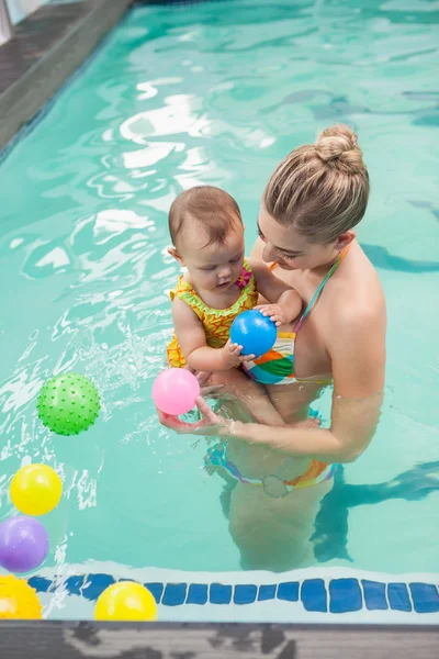 Mor och barn vid pool — Stockfoto