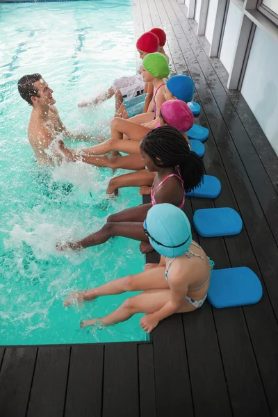 Linda clase de natación en la piscina con entrenador —  Fotos de Stock