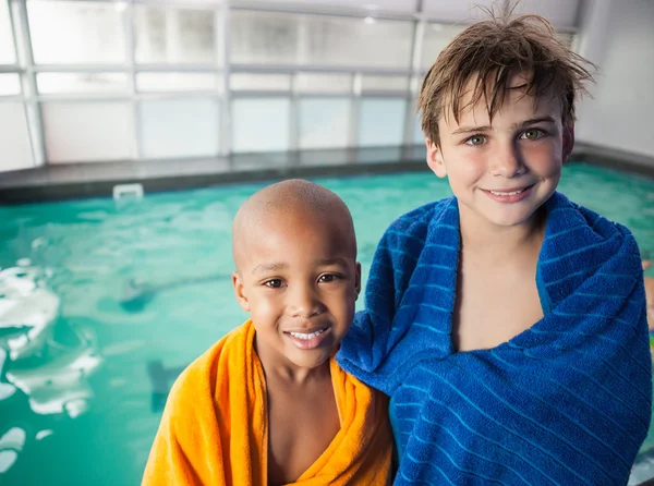 Niños sonriendo junto a la piscina — Foto de Stock