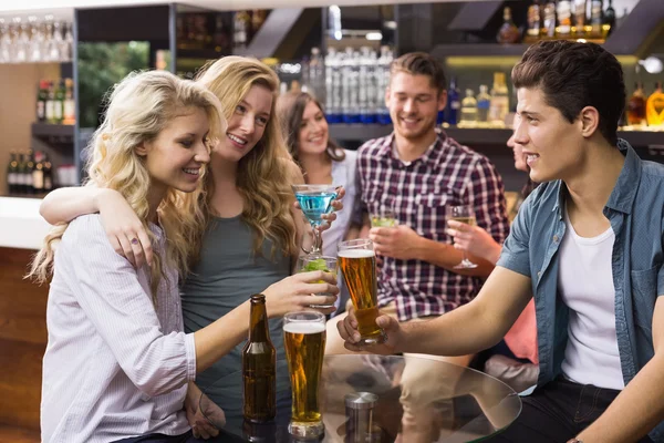 Young friends having a drink together — Stock Photo, Image
